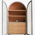 talent design, divya vitrin dolap, kavisli cam kapaklı büfe, lake masif dolap, torna ayaklı vitrin, ceviz çekmeceli konsol, modern klasik vitrin, doğal ahşap büfe, iç mekan saklama dolabı, estetik vitrin tasarımı, cam kapaklı lake dolap, raflı şık vitrin, içten aydınlatmalı vitrin dolap, modern retro büfe, dekoratif salon dolabı