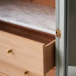 talent design, divya vitrin dolap, kavisli cam kapaklı büfe, lake masif dolap, torna ayaklı vitrin, ceviz çekmeceli konsol, modern klasik vitrin, doğal ahşap büfe, iç mekan saklama dolabı, estetik vitrin tasarımı, cam kapaklı lake dolap, raflı şık vitrin, içten aydınlatmalı vitrin dolap, modern retro büfe, dekoratif salon dolabı