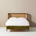 Talent Design, karyola, hasır başlıklı yatak, rattan detaylı yatak, kadife kumaş baza, kavisli başlık, doğal ahşap yatak, yatak odası dekorasyonu, lüks yatak tasarımı, vintage tarz yatak, el işçiliği başlık, modern klasik karyola, konforlu yatak modeli, estetik yatak başlığı, iç mekan tasarımı