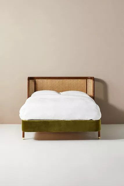 Talent Design, karyola, hasır başlıklı yatak, rattan detaylı yatak, kadife kumaş baza, kavisli başlık, doğal ahşap yatak, yatak odası dekorasyonu, lüks yatak tasarımı, vintage tarz yatak, el işçiliği başlık, modern klasik karyola, konforlu yatak modeli, estetik yatak başlığı, iç mekan tasarımı