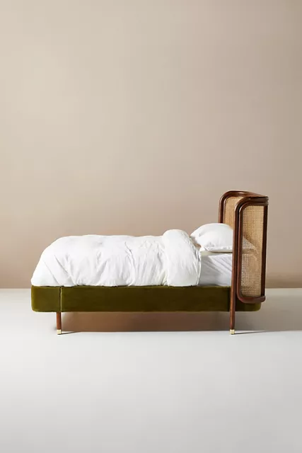 Talent Design, karyola, hasır başlıklı yatak, rattan detaylı yatak, kadife kumaş baza, kavisli başlık, doğal ahşap yatak, yatak odası dekorasyonu, lüks yatak tasarımı, vintage tarz yatak, el işçiliği başlık, modern klasik karyola, konforlu yatak modeli, estetik yatak başlığı, iç mekan tasarımı