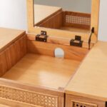 talent design, modern makyaj masası, rattan çekmeceli masa, ahşap makyaj masası, İskandinav tarz makyaj masası, doğal malzemeli masa, şık makyaj masası tasarımı, minimal tasarım masa, masif meşe makyaj masası, estetik makyaj masası, ergonomik masa, lüks makyaj masası, dekoratif makyaj masası, rustik makyaj masası, oturma odası için masa, işlevsel makyaj masası, çok amaçlı masa, vintage tarz makyaj masası, doğal tonlarda masa, tasarımcı masa, bohem tarz masa, özel tasarım makyaj masası, hafif ve dayanıklı masa, çekmeceli makyaj masası, kompakt makyaj masası, iç mekan estetik mobilyası
