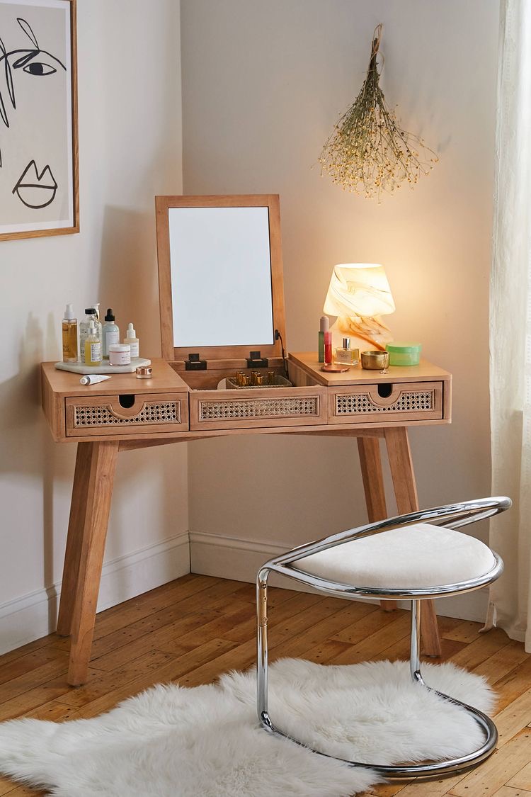 talent design, modern makyaj masası, rattan çekmeceli masa, ahşap makyaj masası, İskandinav tarz makyaj masası, doğal malzemeli masa, şık makyaj masası tasarımı, minimal tasarım masa, masif meşe makyaj masası, estetik makyaj masası, ergonomik masa, lüks makyaj masası, dekoratif makyaj masası, rustik makyaj masası, oturma odası için masa, işlevsel makyaj masası, çok amaçlı masa, vintage tarz makyaj masası, doğal tonlarda masa, tasarımcı masa, bohem tarz masa, özel tasarım makyaj masası, hafif ve dayanıklı masa, çekmeceli makyaj masası, kompakt makyaj masası, iç mekan estetik mobilyası