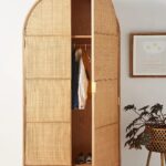 talent_design, kavisli gardırop, rattan kapaklı dolap, doğal ahşap gardırop, minimalist tasarım gardırop, modern yatak odası dolabı, meşe gardırop, zarif tasarım dolap, şık depolama çözümü, doğal malzemeli dolap, İskandinav tarzı gardırop, rustik rattan detaylı dolap, dekoratif gardırop tasarımı, iç mekan depolama mobilyası, el yapımı ahşap gardırop, otantik rattan kapaklı mobilya