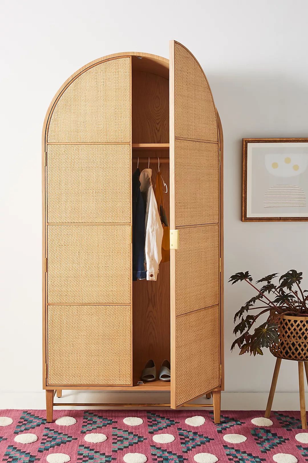 talent_design, kavisli gardırop, rattan kapaklı dolap, doğal ahşap gardırop, minimalist tasarım gardırop, modern yatak odası dolabı, meşe gardırop, zarif tasarım dolap, şık depolama çözümü, doğal malzemeli dolap, İskandinav tarzı gardırop, rustik rattan detaylı dolap, dekoratif gardırop tasarımı, iç mekan depolama mobilyası, el yapımı ahşap gardırop, otantik rattan kapaklı mobilya