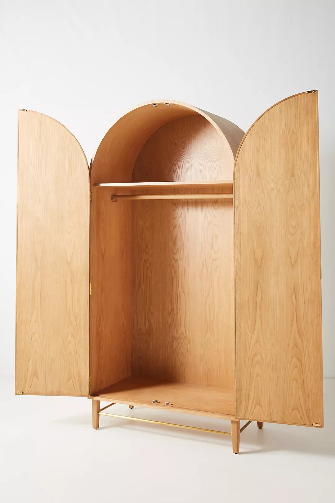 talent_design, kavisli gardırop, rattan kapaklı dolap, doğal ahşap gardırop, minimalist tasarım gardırop, modern yatak odası dolabı, meşe gardırop, zarif tasarım dolap, şık depolama çözümü, doğal malzemeli dolap, İskandinav tarzı gardırop, rustik rattan detaylı dolap, dekoratif gardırop tasarımı, iç mekan depolama mobilyası, el yapımı ahşap gardırop, otantik rattan kapaklı mobilya