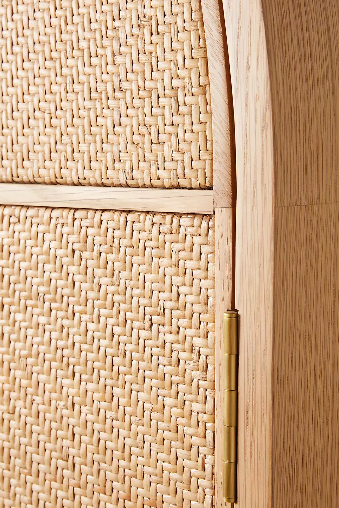 talent_design, kavisli gardırop, rattan kapaklı dolap, doğal ahşap gardırop, minimalist tasarım gardırop, modern yatak odası dolabı, meşe gardırop, zarif tasarım dolap, şık depolama çözümü, doğal malzemeli dolap, İskandinav tarzı gardırop, rustik rattan detaylı dolap, dekoratif gardırop tasarımı, iç mekan depolama mobilyası, el yapımı ahşap gardırop, otantik rattan kapaklı mobilya