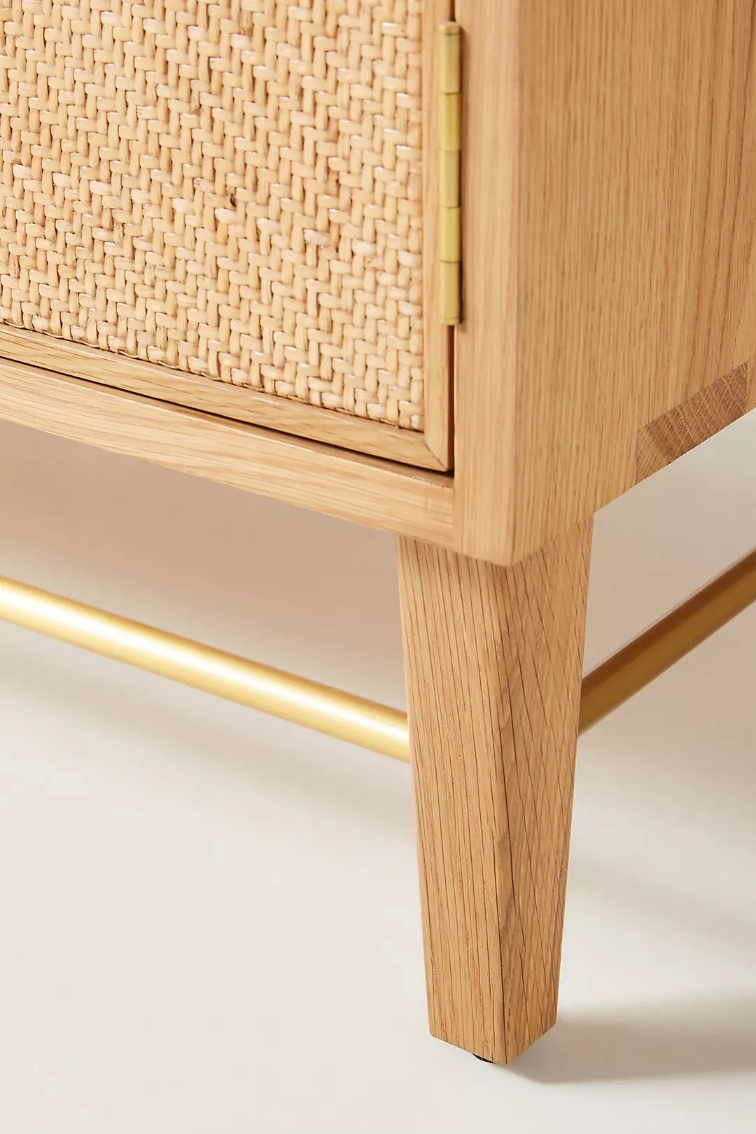 talent_design, kavisli gardırop, rattan kapaklı dolap, doğal ahşap gardırop, minimalist tasarım gardırop, modern yatak odası dolabı, meşe gardırop, zarif tasarım dolap, şık depolama çözümü, doğal malzemeli dolap, İskandinav tarzı gardırop, rustik rattan detaylı dolap, dekoratif gardırop tasarımı, iç mekan depolama mobilyası, el yapımı ahşap gardırop, otantik rattan kapaklı mobilya