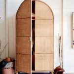 talent_design, kavisli gardırop, rattan kapaklı dolap, doğal ahşap gardırop, minimalist tasarım gardırop, modern yatak odası dolabı, meşe gardırop, zarif tasarım dolap, şık depolama çözümü, doğal malzemeli dolap, İskandinav tarzı gardırop, rustik rattan detaylı dolap, dekoratif gardırop tasarımı, iç mekan depolama mobilyası, el yapımı ahşap gardırop, otantik rattan kapaklı mobilya