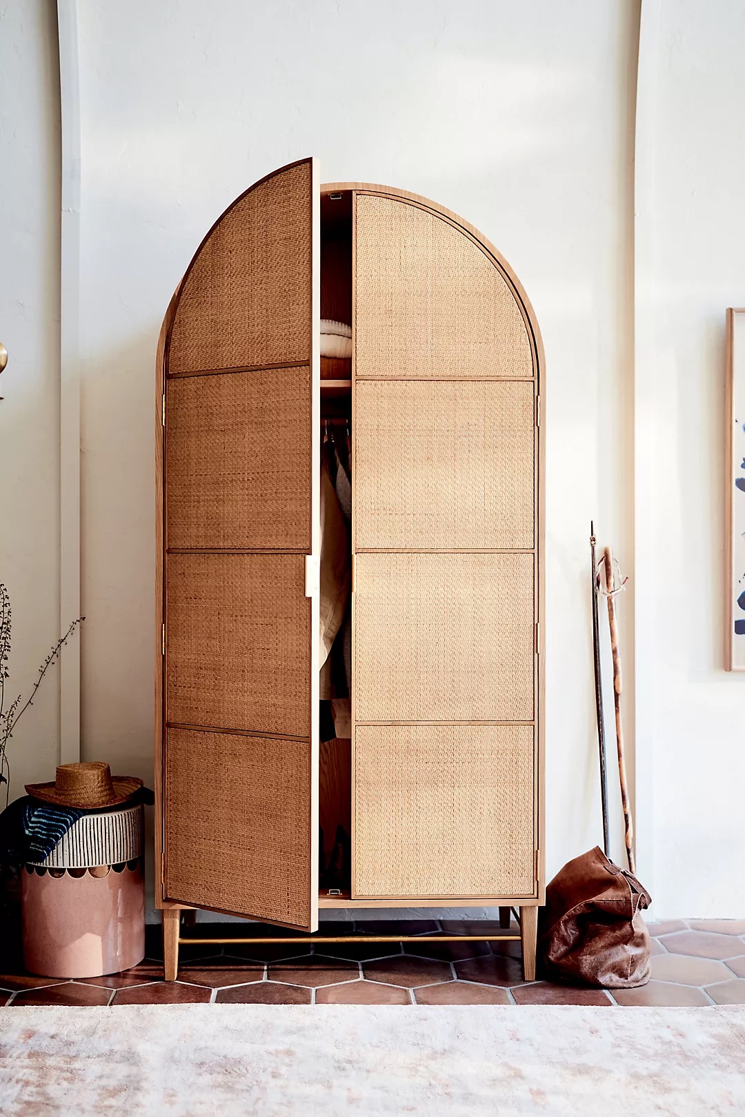 talent_design, kavisli gardırop, rattan kapaklı dolap, doğal ahşap gardırop, minimalist tasarım gardırop, modern yatak odası dolabı, meşe gardırop, zarif tasarım dolap, şık depolama çözümü, doğal malzemeli dolap, İskandinav tarzı gardırop, rustik rattan detaylı dolap, dekoratif gardırop tasarımı, iç mekan depolama mobilyası, el yapımı ahşap gardırop, otantik rattan kapaklı mobilya