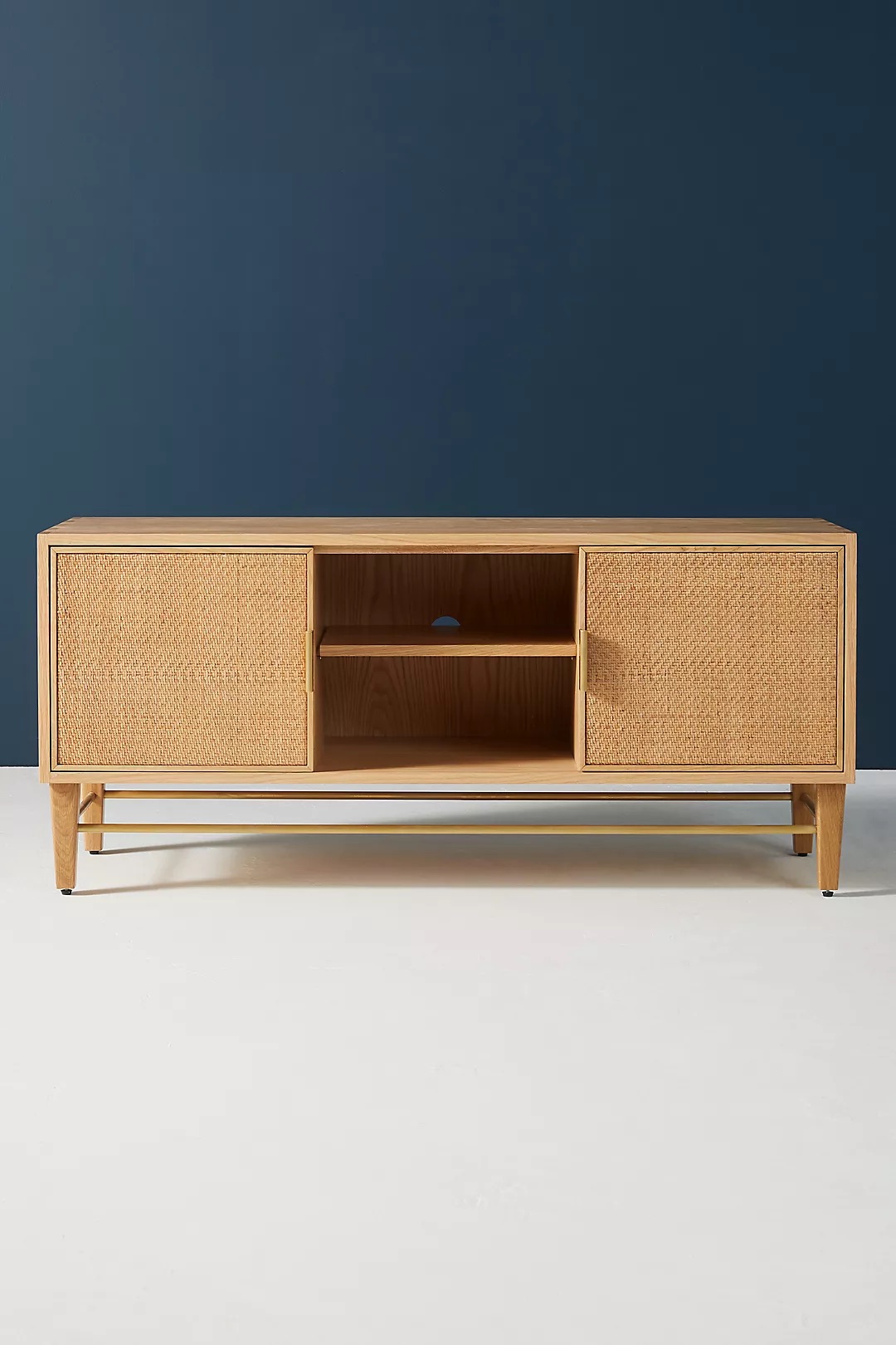 talent design, rattan kapaklı TV ünitesi, meşe ahşap konsol, minimalist tasarım TV sehpası, modern TV ünitesi, doğal malzemeli konsol, İskandinav tarzı mobilya, şık oturma odası konsolu, rustik TV sehpası, rattan detaylı mobilya, zarif tasarım TV ünitesi, doğal ahşap TV sehpası, el yapımı konsol tasarımı, dekoratif oturma odası konsolu, fonksiyonel TV ünitesi, estetik ve dayanıklı mobilya