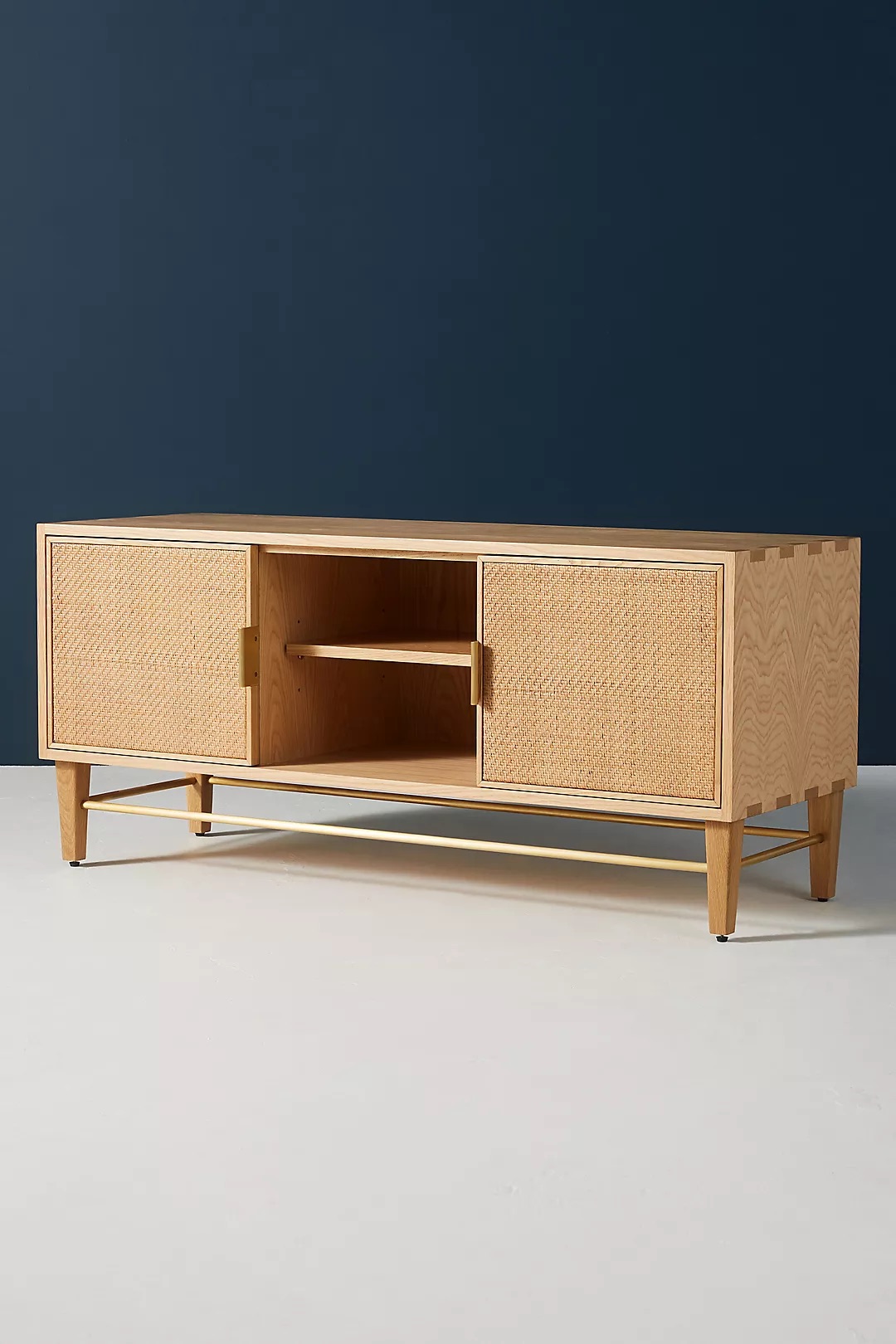talent design, rattan kapaklı TV ünitesi, meşe ahşap konsol, minimalist tasarım TV sehpası, modern TV ünitesi, doğal malzemeli konsol, İskandinav tarzı mobilya, şık oturma odası konsolu, rustik TV sehpası, rattan detaylı mobilya, zarif tasarım TV ünitesi, doğal ahşap TV sehpası, el yapımı konsol tasarımı, dekoratif oturma odası konsolu, fonksiyonel TV ünitesi, estetik ve dayanıklı mobilya