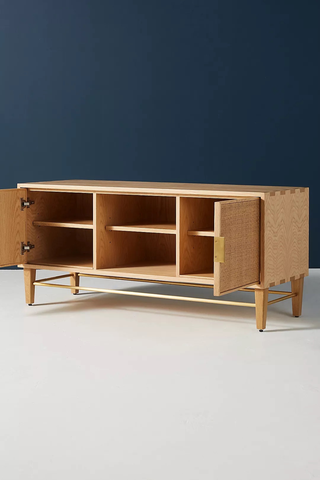 talent design, rattan kapaklı TV ünitesi, meşe ahşap konsol, minimalist tasarım TV sehpası, modern TV ünitesi, doğal malzemeli konsol, İskandinav tarzı mobilya, şık oturma odası konsolu, rustik TV sehpası, rattan detaylı mobilya, zarif tasarım TV ünitesi, doğal ahşap TV sehpası, el yapımı konsol tasarımı, dekoratif oturma odası konsolu, fonksiyonel TV ünitesi, estetik ve dayanıklı mobilya