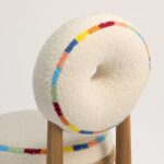 yuvarlak sırtlı sandalye, simit form sırt detayı, renkli dokuma geçişli sandalye, masif meşe ahşap sandalye, modern tasarım yemek sandalyesi, dekoratif sırtlı sandalye, iç mimari uyumlu oturma mobilyası, genç ve enerjik sandalye tasarımı, tasarım mobilya sandalye modeli, sanatsal çizgili sandalye, doğal ahşap oturma sandalyesi, özel üretim sandalye, Priya koleksiyon sandalye, ısmarlama mobilya oturma çözümü, ölçüye özel üretilen sandalye, iç mekan dekorasyon için özgün sandalye, yenilikçi oturma tasarımı, el işçiliği modern sandalye, Talent Design sandalye önerisi