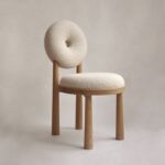 yuvarlak sırtlı sandalye, simit form sırt detayı, renkli dokuma geçişli sandalye, masif meşe ahşap sandalye, modern tasarım yemek sandalyesi, dekoratif sırtlı sandalye, iç mimari uyumlu oturma mobilyası, genç ve enerjik sandalye tasarımı, tasarım mobilya sandalye modeli, sanatsal çizgili sandalye, doğal ahşap oturma sandalyesi, özel üretim sandalye, Priya koleksiyon sandalye, ısmarlama mobilya oturma çözümü, ölçüye özel üretilen sandalye, iç mekan dekorasyon için özgün sandalye, yenilikçi oturma tasarımı, el işçiliği modern sandalye, Talent Design sandalye önerisi