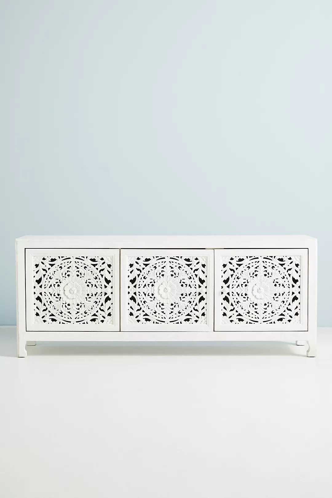 talent design, rattan kapaklı konsol, meşe ahşap büfe, minimalist tasarım konsol, modern depolama mobilyası, çekmeceli konsol tasarımı, İskandinav tarzı mobilya, doğal ahşap konsol, şık oturma odası mobilyası, zarif tasarım konsol, rustik rattan detaylı büfe, doğal malzemeli büfe, el yapımı ahşap konsol, dekoratif depolama çözümü, estetik ve fonksiyonel konsol, modern iç mekan büfe, El oyması kapaklı büfe