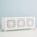 talent design, rattan kapaklı konsol, meşe ahşap büfe, minimalist tasarım konsol, modern depolama mobilyası, çekmeceli konsol tasarımı, İskandinav tarzı mobilya, doğal ahşap konsol, şık oturma odası mobilyası, zarif tasarım konsol, rustik rattan detaylı büfe, doğal malzemeli büfe, el yapımı ahşap konsol, dekoratif depolama çözümü, estetik ve fonksiyonel konsol, modern iç mekan büfe, El oyması kapaklı büfe