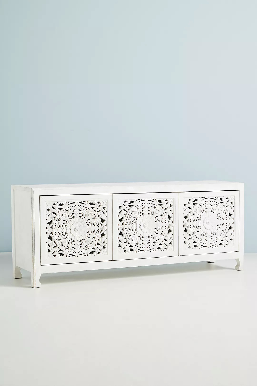 talent design, rattan kapaklı konsol, meşe ahşap büfe, minimalist tasarım konsol, modern depolama mobilyası, çekmeceli konsol tasarımı, İskandinav tarzı mobilya, doğal ahşap konsol, şık oturma odası mobilyası, zarif tasarım konsol, rustik rattan detaylı büfe, doğal malzemeli büfe, el yapımı ahşap konsol, dekoratif depolama çözümü, estetik ve fonksiyonel konsol, modern iç mekan büfe, El oyması kapaklı büfe