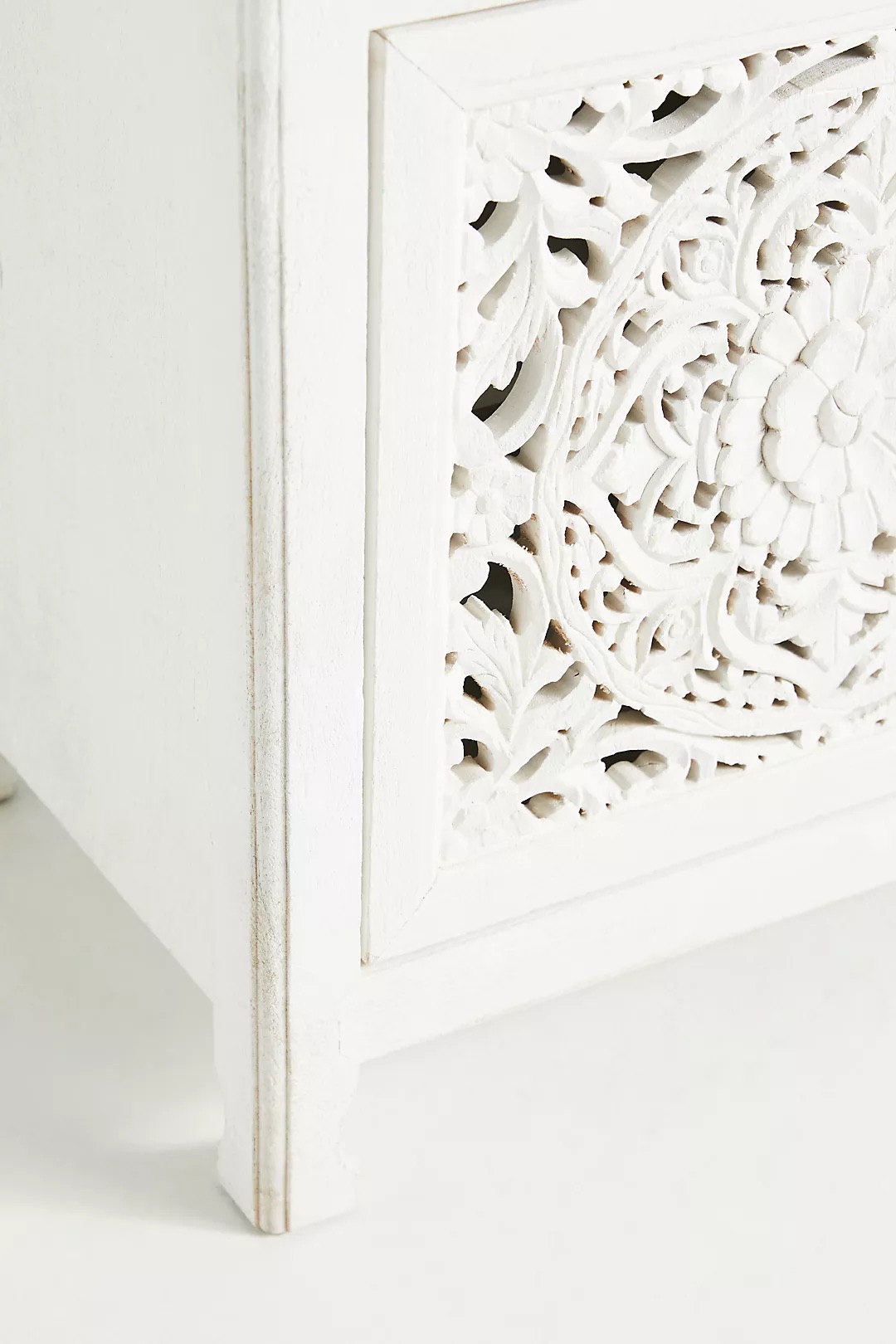 talent design, rattan kapaklı konsol, meşe ahşap büfe, minimalist tasarım konsol, modern depolama mobilyası, çekmeceli konsol tasarımı, İskandinav tarzı mobilya, doğal ahşap konsol, şık oturma odası mobilyası, zarif tasarım konsol, rustik rattan detaylı büfe, doğal malzemeli büfe, el yapımı ahşap konsol, dekoratif depolama çözümü, estetik ve fonksiyonel konsol, modern iç mekan büfe, El oyması kapaklı büfe