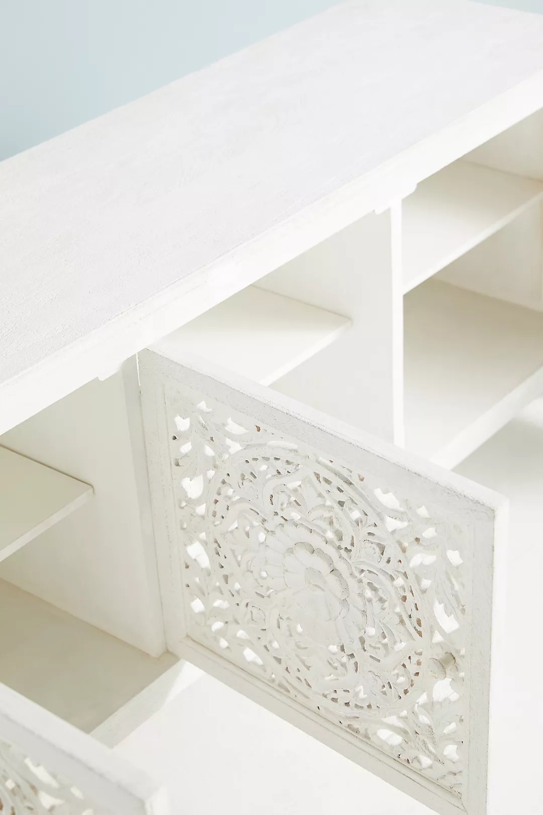 talent design, rattan kapaklı konsol, meşe ahşap büfe, minimalist tasarım konsol, modern depolama mobilyası, çekmeceli konsol tasarımı, İskandinav tarzı mobilya, doğal ahşap konsol, şık oturma odası mobilyası, zarif tasarım konsol, rustik rattan detaylı büfe, doğal malzemeli büfe, el yapımı ahşap konsol, dekoratif depolama çözümü, estetik ve fonksiyonel konsol, modern iç mekan büfe, El oyması kapaklı büfe