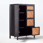 talent design, rattan detaylı şifonyer, meşe ahşap şifonyer, çekmeceli depolama ünitesi, minimalist tasarım şifonyer, doğal malzemeli şifonyer, İskandinav tarzı mobilya, modern yatak odası şifonyeri, rustik tasarım şifonyer, zarif ahşap şifonyer, el yapımı şifonyer mobilyası, rattan kapaklı çekmeceli dolap, doğal ahşap mobilya, estetik ve fonksiyonel şifonyer, şık depolama çözümü, dekoratif şifonyer tasarımı, Meşe aynalı yüksek şifonyer, sekiz çekmeceli şifonyer, eskitme şifonyer, bombe çekmeceli şifonyer, yüksek şifonyer, torna ayaklı şifonyer