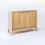 talent design, rattan kapaklı konsol, meşe ahşap büfe, minimalist tasarım konsol, modern depolama mobilyası, çekmeceli konsol tasarımı, İskandinav tarzı mobilya, doğal ahşap konsol, şık oturma odası mobilyası, zarif tasarım konsol, rustik rattan detaylı büfe, doğal malzemeli büfe, el yapımı ahşap konsol, dekoratif depolama çözümü, estetik ve fonksiyonel konsol, modern iç mekan büfe, El oyması kapaklı büfe