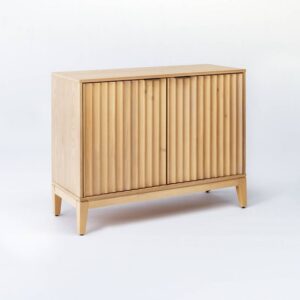 talent design, rattan kapaklı konsol, meşe ahşap büfe, minimalist tasarım konsol, modern depolama mobilyası, çekmeceli konsol tasarımı, İskandinav tarzı mobilya, doğal ahşap konsol, şık oturma odası mobilyası, zarif tasarım konsol, rustik rattan detaylı büfe, doğal malzemeli büfe, el yapımı ahşap konsol, dekoratif depolama çözümü, estetik ve fonksiyonel konsol, modern iç mekan büfe, El oyması kapaklı büfe