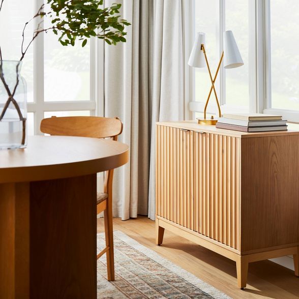talent design, rattan kapaklı konsol, meşe ahşap büfe, minimalist tasarım konsol, modern depolama mobilyası, çekmeceli konsol tasarımı, İskandinav tarzı mobilya, doğal ahşap konsol, şık oturma odası mobilyası, zarif tasarım konsol, rustik rattan detaylı büfe, doğal malzemeli büfe, el yapımı ahşap konsol, dekoratif depolama çözümü, estetik ve fonksiyonel konsol, modern iç mekan büfe, El oyması kapaklı büfe