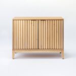talent design, rattan kapaklı konsol, meşe ahşap büfe, minimalist tasarım konsol, modern depolama mobilyası, çekmeceli konsol tasarımı, İskandinav tarzı mobilya, doğal ahşap konsol, şık oturma odası mobilyası, zarif tasarım konsol, rustik rattan detaylı büfe, doğal malzemeli büfe, el yapımı ahşap konsol, dekoratif depolama çözümü, estetik ve fonksiyonel konsol, modern iç mekan büfe, El oyması kapaklı büfe