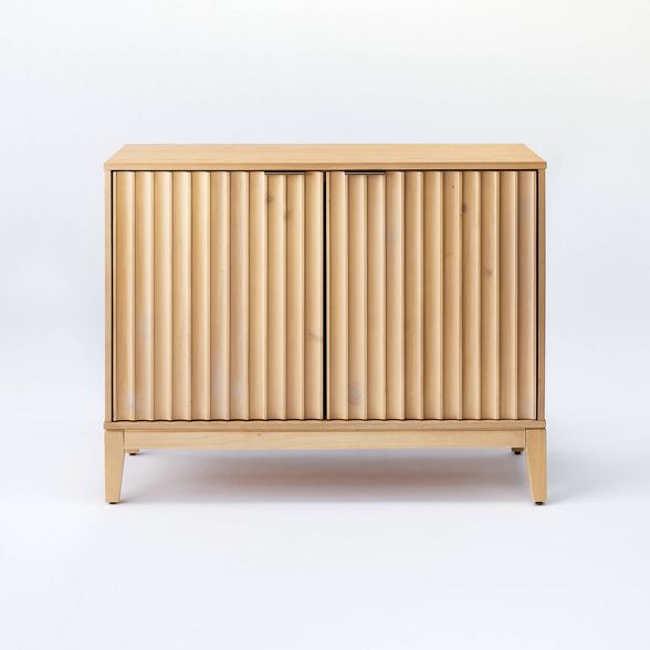 talent design, rattan kapaklı konsol, meşe ahşap büfe, minimalist tasarım konsol, modern depolama mobilyası, çekmeceli konsol tasarımı, İskandinav tarzı mobilya, doğal ahşap konsol, şık oturma odası mobilyası, zarif tasarım konsol, rustik rattan detaylı büfe, doğal malzemeli büfe, el yapımı ahşap konsol, dekoratif depolama çözümü, estetik ve fonksiyonel konsol, modern iç mekan büfe, El oyması kapaklı büfe