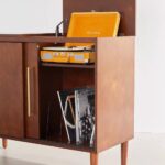 talent design, plak saklama dolabı, pikap dolabı, ahşap plak dolabı, modern tasarım dolap, vintage plak mobilyası, plak depolama ünitesi, oturma odası için dolap, minimal plak saklama, estetik depolama mobilyası, masif ahşap dolap, retro pikap dolabı, kitaplık tarzı plak dolabı, çok amaçlı dolap tasarımı, şık depolama çözümü, plak koleksiyonu dolabı, müzik odası mobilyası, pikap ve plak standı, tasarımcı mobilya dolabı, ergonomik depolama çözümü, doğal ahşap mobilya, çağdaş plak dolabı, dekoratif depolama mobilyası, pikap saklama ünitesi, plak düzenleyici dolap, lüks ahşap dolap