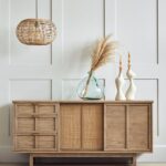 talent design, rattan kapaklı konsol, meşe ahşap büfe, minimalist tasarım konsol, modern depolama mobilyası, çekmeceli konsol tasarımı, İskandinav tarzı mobilya, doğal ahşap konsol, şık oturma odası mobilyası, zarif tasarım konsol, rustik rattan detaylı büfe, doğal malzemeli büfe, el yapımı ahşap konsol, dekoratif depolama çözümü, estetik ve fonksiyonel konsol, modern iç mekan büfe, El oyması kapaklı büfe, servant, servant dolabı