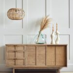 talent design, rattan kapaklı konsol, meşe ahşap büfe, minimalist tasarım konsol, modern depolama mobilyası, çekmeceli konsol tasarımı, İskandinav tarzı mobilya, doğal ahşap konsol, şık oturma odası mobilyası, zarif tasarım konsol, rustik rattan detaylı büfe, doğal malzemeli büfe, el yapımı ahşap konsol, dekoratif depolama çözümü, estetik ve fonksiyonel konsol, modern iç mekan büfe, El oyması kapaklı büfe, servant, servant dolabı
