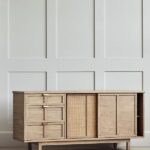 talent design, rattan kapaklı konsol, meşe ahşap büfe, minimalist tasarım konsol, modern depolama mobilyası, çekmeceli konsol tasarımı, İskandinav tarzı mobilya, doğal ahşap konsol, şık oturma odası mobilyası, zarif tasarım konsol, rustik rattan detaylı büfe, doğal malzemeli büfe, el yapımı ahşap konsol, dekoratif depolama çözümü, estetik ve fonksiyonel konsol, modern iç mekan büfe, El oyması kapaklı büfe, servant, servant dolabı