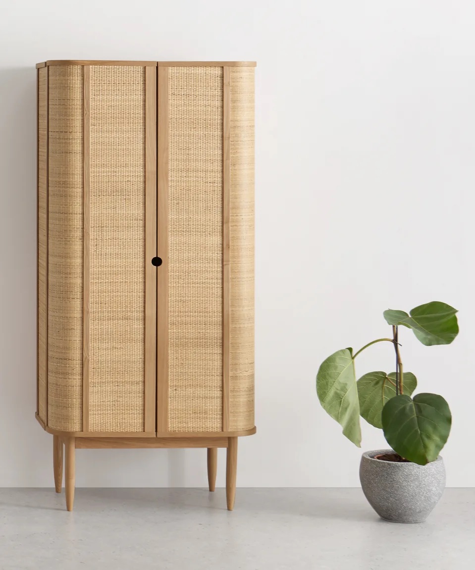 talent design, meşe vitrin büfe, kavisli vitrin dolap, modern vitrin tasarımı, doğal ahşap vitrin, masif meşe dolap, şık vitrin dolap, cam kapaklı vitrin, dekoratif vitrin büfe, zarif vitrin modeli, ahşap kavisli dolap, rustik vitrin tasarımı, ergonomik vitrin büfe, minimalist vitrin dolap, doğal malzemeli vitrin, iç mekan dekorasyon dolabı, Modern vitrin dolabı, Mavi lake boyalı vitrin, İngiliz tarzı vitrin, Şık vitrin tasarımı, Cam kapaklı dolap, Dekoratif vitrin dolabı, Salon için vitrin, Masif vitrin modelleri, Özel tasarım dolap, Estetik vitrin mobilyası, Modern bufeler, Şık camlı dolap, Lake boyalı mobilya, Fonksiyonel vitrin tasarımı, El yapımı vitrin, Yüksek kaliteli dolap, Ahşap vitrin modelleri, Özgün dolap tasarımı, Klasik ve modern dolap, Mavi dekoratif mobilya