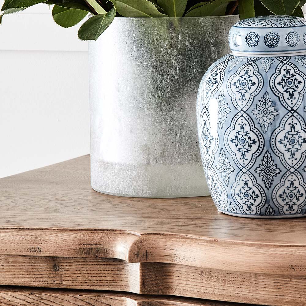 talent design, rattan detaylı şifonyer, meşe ahşap şifonyer, çekmeceli depolama ünitesi, minimalist tasarım şifonyer, doğal malzemeli şifonyer, İskandinav tarzı mobilya, modern yatak odası şifonyeri, rustik tasarım şifonyer, zarif ahşap şifonyer, el yapımı şifonyer mobilyası, rattan kapaklı çekmeceli dolap, doğal ahşap mobilya, estetik ve fonksiyonel şifonyer, şık depolama çözümü, dekoratif şifonyer tasarımı, Meşe aynalı yüksek şifonyer, sekiz çekmeceli şifonyer, eskitme şifonyer, bombe çekmeceli şifonyer, yüksek şifonyer