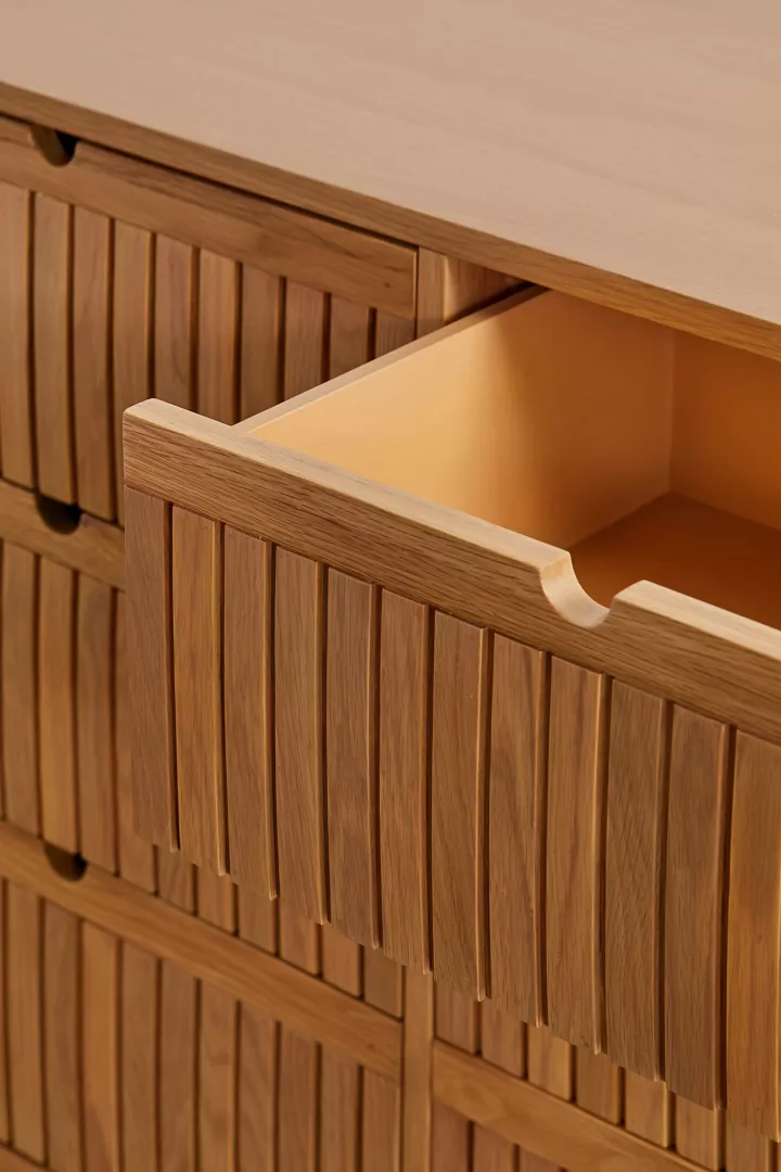 talent design, rattan detaylı şifonyer, meşe ahşap şifonyer, çekmeceli depolama ünitesi, minimalist tasarım şifonyer, doğal malzemeli şifonyer, İskandinav tarzı mobilya, modern yatak odası şifonyeri, rustik tasarım şifonyer, zarif ahşap şifonyer, el yapımı şifonyer mobilyası, rattan kapaklı çekmeceli dolap, doğal ahşap mobilya, estetik ve fonksiyonel şifonyer, şık depolama çözümü, dekoratif şifonyer tasarımı, Meşe aynalı yüksek şifonyer, sekiz çekmeceli şifonyer, eskitme şifonyer, bombe çekmeceli şifonyer, yüksek şifonyer, torna ayaklı şifonyer