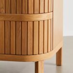 talent design, rattan detaylı şifonyer, meşe ahşap şifonyer, çekmeceli depolama ünitesi, minimalist tasarım şifonyer, doğal malzemeli şifonyer, İskandinav tarzı mobilya, modern yatak odası şifonyeri, rustik tasarım şifonyer, zarif ahşap şifonyer, el yapımı şifonyer mobilyası, rattan kapaklı çekmeceli dolap, doğal ahşap mobilya, estetik ve fonksiyonel şifonyer, şık depolama çözümü, dekoratif şifonyer tasarımı, Meşe aynalı yüksek şifonyer, sekiz çekmeceli şifonyer, eskitme şifonyer, bombe çekmeceli şifonyer, yüksek şifonyer, torna ayaklı şifonyer