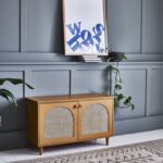 talent design, rattan kapaklı konsol, meşe ahşap büfe, minimalist tasarım konsol, modern depolama mobilyası, çekmeceli konsol tasarımı, İskandinav tarzı mobilya, doğal ahşap konsol, şık oturma odası mobilyası, zarif tasarım konsol, rustik rattan detaylı büfe, doğal malzemeli büfe, el yapımı ahşap konsol, dekoratif depolama çözümü, estetik ve fonksiyonel konsol, modern iç mekan büfe, El oyması kapaklı büfe, servant, servant dolabı
