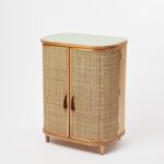talent design, rattan kapaklı konsol, meşe ahşap büfe, minimalist tasarım konsol, modern depolama mobilyası, çekmeceli konsol tasarımı, İskandinav tarzı mobilya, doğal ahşap konsol, şık oturma odası mobilyası, zarif tasarım konsol, rustik rattan detaylı büfe, doğal malzemeli büfe, el yapımı ahşap konsol, dekoratif depolama çözümü, estetik ve fonksiyonel konsol, modern iç mekan büfe, El oyması kapaklı büfe, servant, servant dolabı
