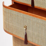 talent design, rattan detaylı şifonyer, meşe ahşap şifonyer, çekmeceli depolama ünitesi, minimalist tasarım şifonyer, doğal malzemeli şifonyer, İskandinav tarzı mobilya, modern yatak odası şifonyeri, rustik tasarım şifonyer, zarif ahşap şifonyer, el yapımı şifonyer mobilyası, rattan kapaklı çekmeceli dolap, doğal ahşap mobilya, estetik ve fonksiyonel şifonyer, şık depolama çözümü, dekoratif şifonyer tasarımı, Meşe aynalı yüksek şifonyer, sekiz çekmeceli şifonyer, eskitme şifonyer, bombe çekmeceli şifonyer, yüksek şifonyer, torna ayaklı şifonyer