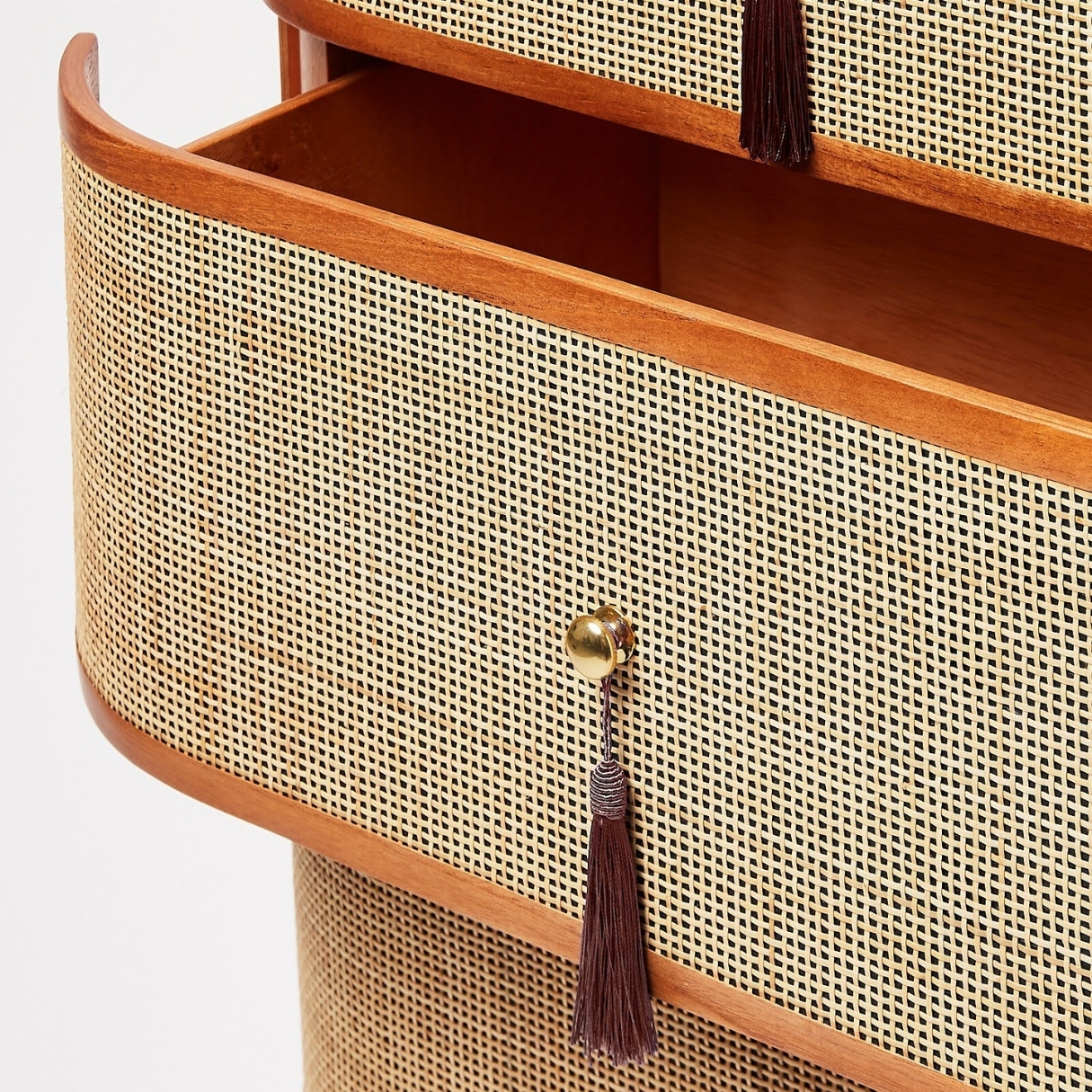 talent design, rattan detaylı şifonyer, meşe ahşap şifonyer, çekmeceli depolama ünitesi, minimalist tasarım şifonyer, doğal malzemeli şifonyer, İskandinav tarzı mobilya, modern yatak odası şifonyeri, rustik tasarım şifonyer, zarif ahşap şifonyer, el yapımı şifonyer mobilyası, rattan kapaklı çekmeceli dolap, doğal ahşap mobilya, estetik ve fonksiyonel şifonyer, şık depolama çözümü, dekoratif şifonyer tasarımı, Meşe aynalı yüksek şifonyer, sekiz çekmeceli şifonyer, eskitme şifonyer, bombe çekmeceli şifonyer, yüksek şifonyer, torna ayaklı şifonyer