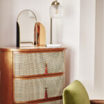 talent design, rattan detaylı şifonyer, meşe ahşap şifonyer, çekmeceli depolama ünitesi, minimalist tasarım şifonyer, doğal malzemeli şifonyer, İskandinav tarzı mobilya, modern yatak odası şifonyeri, rustik tasarım şifonyer, zarif ahşap şifonyer, el yapımı şifonyer mobilyası, rattan kapaklı çekmeceli dolap, doğal ahşap mobilya, estetik ve fonksiyonel şifonyer, şık depolama çözümü, dekoratif şifonyer tasarımı, Meşe aynalı yüksek şifonyer, sekiz çekmeceli şifonyer, eskitme şifonyer, bombe çekmeceli şifonyer, yüksek şifonyer, torna ayaklı şifonyer