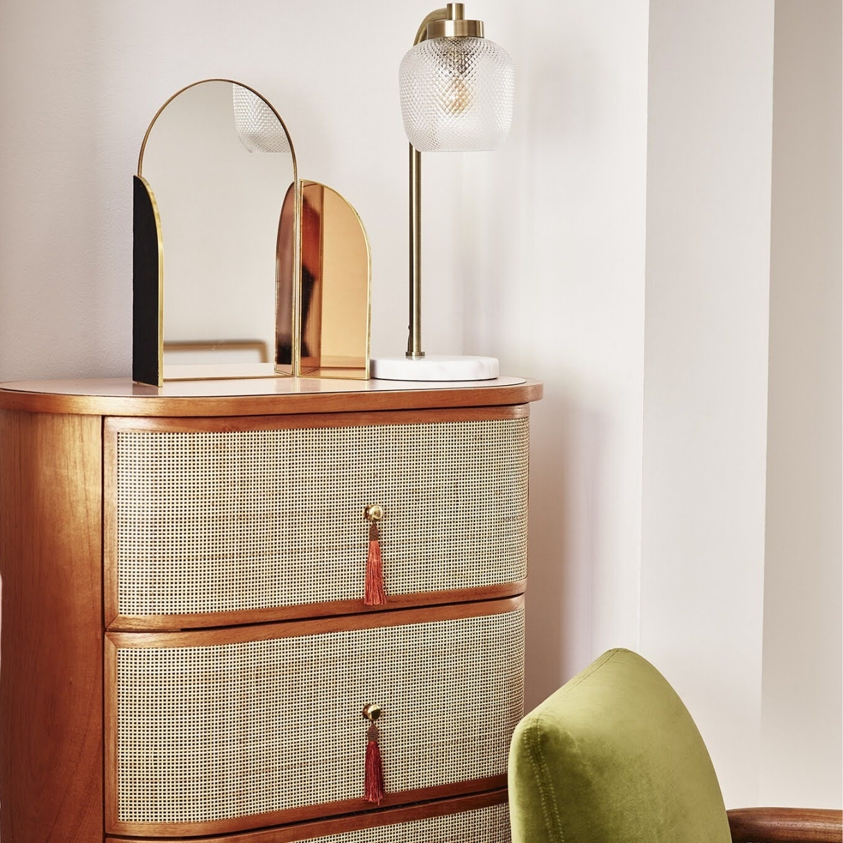 talent design, rattan detaylı şifonyer, meşe ahşap şifonyer, çekmeceli depolama ünitesi, minimalist tasarım şifonyer, doğal malzemeli şifonyer, İskandinav tarzı mobilya, modern yatak odası şifonyeri, rustik tasarım şifonyer, zarif ahşap şifonyer, el yapımı şifonyer mobilyası, rattan kapaklı çekmeceli dolap, doğal ahşap mobilya, estetik ve fonksiyonel şifonyer, şık depolama çözümü, dekoratif şifonyer tasarımı, Meşe aynalı yüksek şifonyer, sekiz çekmeceli şifonyer, eskitme şifonyer, bombe çekmeceli şifonyer, yüksek şifonyer, torna ayaklı şifonyer