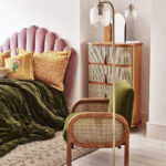 talent design, rattan detaylı şifonyer, meşe ahşap şifonyer, çekmeceli depolama ünitesi, minimalist tasarım şifonyer, doğal malzemeli şifonyer, İskandinav tarzı mobilya, modern yatak odası şifonyeri, rustik tasarım şifonyer, zarif ahşap şifonyer, el yapımı şifonyer mobilyası, rattan kapaklı çekmeceli dolap, doğal ahşap mobilya, estetik ve fonksiyonel şifonyer, şık depolama çözümü, dekoratif şifonyer tasarımı, Meşe aynalı yüksek şifonyer, sekiz çekmeceli şifonyer, eskitme şifonyer, bombe çekmeceli şifonyer, yüksek şifonyer, torna ayaklı şifonyer