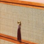 talent design, rattan detaylı şifonyer, meşe ahşap şifonyer, çekmeceli depolama ünitesi, minimalist tasarım şifonyer, doğal malzemeli şifonyer, İskandinav tarzı mobilya, modern yatak odası şifonyeri, rustik tasarım şifonyer, zarif ahşap şifonyer, el yapımı şifonyer mobilyası, rattan kapaklı çekmeceli dolap, doğal ahşap mobilya, estetik ve fonksiyonel şifonyer, şık depolama çözümü, dekoratif şifonyer tasarımı, Meşe aynalı yüksek şifonyer, sekiz çekmeceli şifonyer, eskitme şifonyer, bombe çekmeceli şifonyer, yüksek şifonyer, torna ayaklı şifonyer