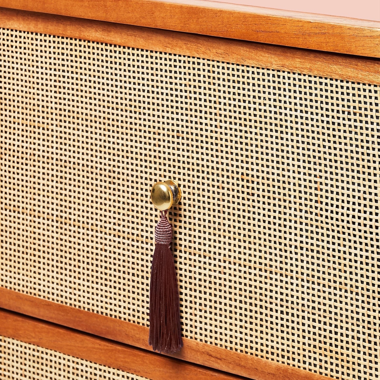 talent design, rattan detaylı şifonyer, meşe ahşap şifonyer, çekmeceli depolama ünitesi, minimalist tasarım şifonyer, doğal malzemeli şifonyer, İskandinav tarzı mobilya, modern yatak odası şifonyeri, rustik tasarım şifonyer, zarif ahşap şifonyer, el yapımı şifonyer mobilyası, rattan kapaklı çekmeceli dolap, doğal ahşap mobilya, estetik ve fonksiyonel şifonyer, şık depolama çözümü, dekoratif şifonyer tasarımı, Meşe aynalı yüksek şifonyer, sekiz çekmeceli şifonyer, eskitme şifonyer, bombe çekmeceli şifonyer, yüksek şifonyer, torna ayaklı şifonyer