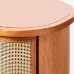 talent design, rattan detaylı şifonyer, meşe ahşap şifonyer, çekmeceli depolama ünitesi, minimalist tasarım şifonyer, doğal malzemeli şifonyer, İskandinav tarzı mobilya, modern yatak odası şifonyeri, rustik tasarım şifonyer, zarif ahşap şifonyer, el yapımı şifonyer mobilyası, rattan kapaklı çekmeceli dolap, doğal ahşap mobilya, estetik ve fonksiyonel şifonyer, şık depolama çözümü, dekoratif şifonyer tasarımı, Meşe aynalı yüksek şifonyer, sekiz çekmeceli şifonyer, eskitme şifonyer, bombe çekmeceli şifonyer, yüksek şifonyer, torna ayaklı şifonyer