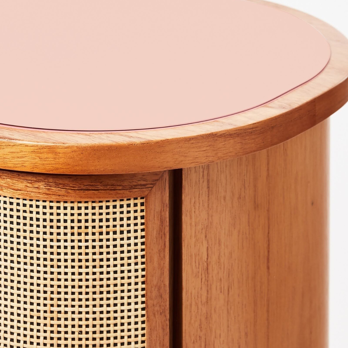 talent design, rattan detaylı şifonyer, meşe ahşap şifonyer, çekmeceli depolama ünitesi, minimalist tasarım şifonyer, doğal malzemeli şifonyer, İskandinav tarzı mobilya, modern yatak odası şifonyeri, rustik tasarım şifonyer, zarif ahşap şifonyer, el yapımı şifonyer mobilyası, rattan kapaklı çekmeceli dolap, doğal ahşap mobilya, estetik ve fonksiyonel şifonyer, şık depolama çözümü, dekoratif şifonyer tasarımı, Meşe aynalı yüksek şifonyer, sekiz çekmeceli şifonyer, eskitme şifonyer, bombe çekmeceli şifonyer, yüksek şifonyer, torna ayaklı şifonyer