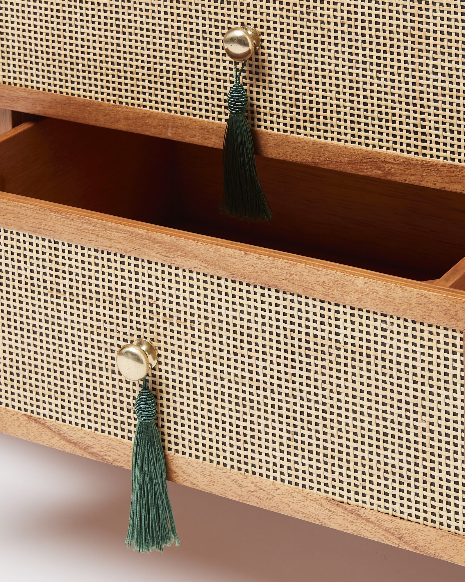 talent design, rattan kapaklı TV ünitesi, meşe ahşap konsol, minimalist tasarım TV sehpası, modern TV ünitesi, doğal malzemeli konsol, İskandinav tarzı mobilya, şık oturma odası konsolu, rustik TV sehpası, rattan detaylı mobilya, zarif tasarım TV ünitesi, doğal ahşap TV sehpası, el yapımı konsol tasarımı, dekoratif oturma odası konsolu, fonksiyonel TV ünitesi, estetik ve dayanıklı mobilya, Retro İskandinav tv ünitesi, Bombeli kapaklı tv ünitesi, beyazlatılmış meşe tv ünitesi, çekmeceli ceviz tv ünitesi, beyaz eskitme tv ünitesi
